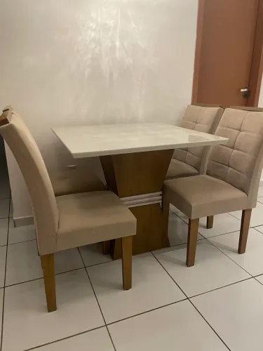 MESA COM 4 CADEIRAS
