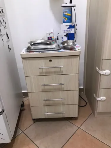 Escrivaninha - 4 gavetas, sendo uma com chave