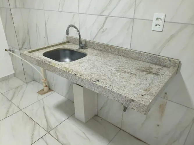 Bancada de granito com cuba inox e torneira - usada