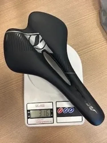 Banco Selim 155mm X 275mm Vazado Mtb Speed Tsw Cinza E Preto