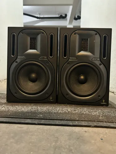 PAR Monitores Behringer