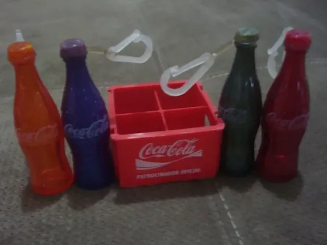 Mini engradado com 4 mini garrafas Coca Cola
