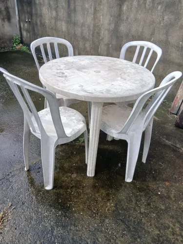 Mesa com 4 cadeiras de Plástico