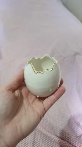 Ovo de porcelana dourado e branco decoração