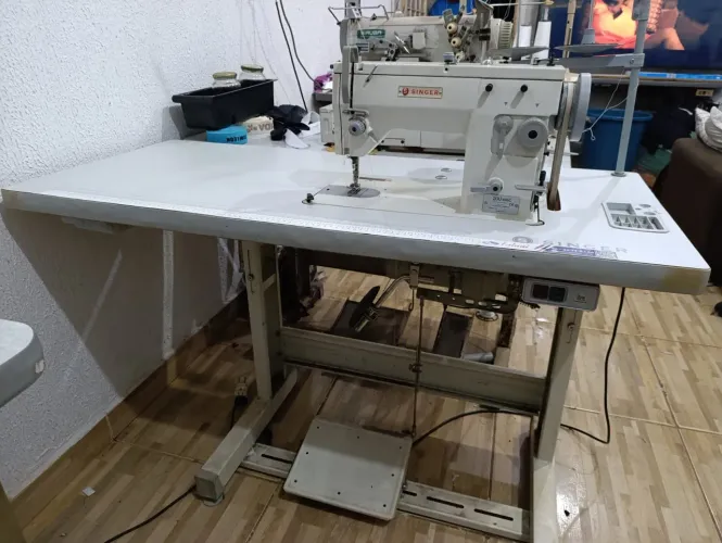 Máquina de costura Zig Zag e reta