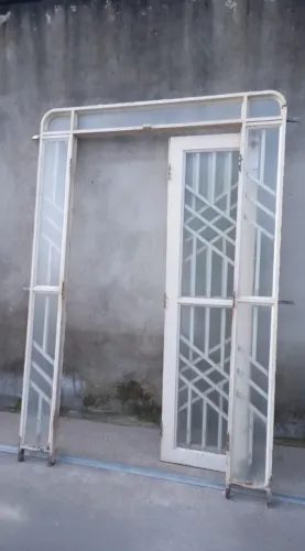 Porta de ferro com vidro