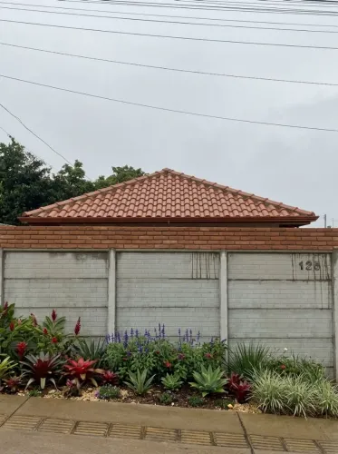 2 casas no mesmo terreno, casa de Vila, terreno 300², documentação ok.