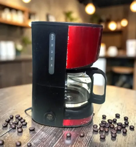 Linda Cafeteira Philco Capacidade de 12 cafés na cor Preto e Vermelho.