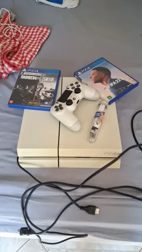 Vendo ps4 com um controle e dois jogos