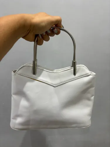 Bolsa branca , um achadinho.