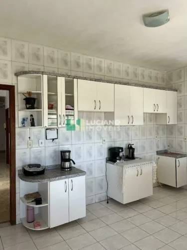 Casa Ampla com 4 Quartos, Suíte com Hidromassagem e Piscina 357 m² de Área Construída