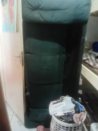 Um Sofá um triliche e uma cama de criança tudo de madeira nada de mdf estou de mudança