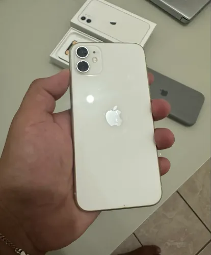 iPhone 11 64 GB semi novo com Caixa