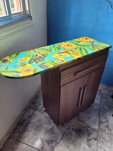 Tábua de passar com armário e gaveta, em perfeitas condições! Avaliamos seu lance!