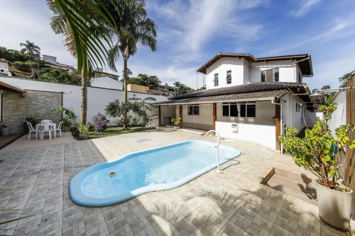Casa em condomínio com piscina e espaço gourmet no Portal da Torre para venda