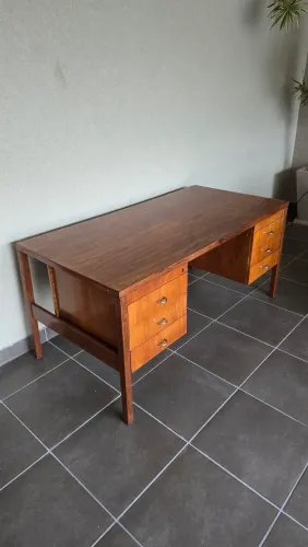 Mesa de madeira para escritório