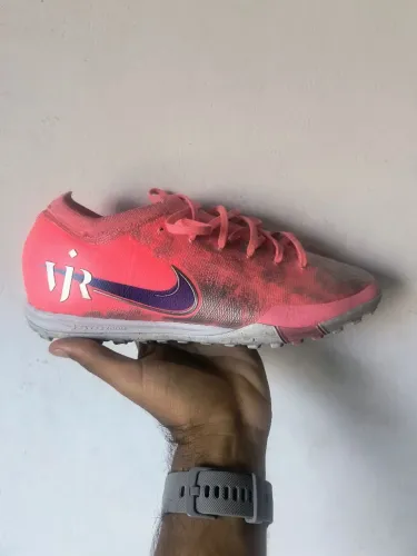 Chuteira society Nike vapor 16 pro, edição especial VINI JR, praticamente nova.