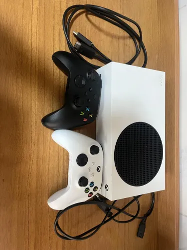 Xbox Series S 512GB + 2 controles