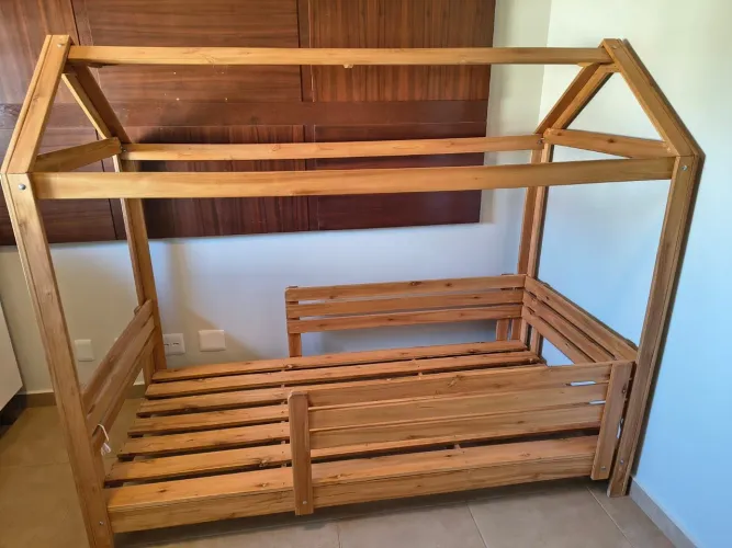Cama montessoriana, modelo cabana, madeira maciça. Colchão de 88cm de largura.
