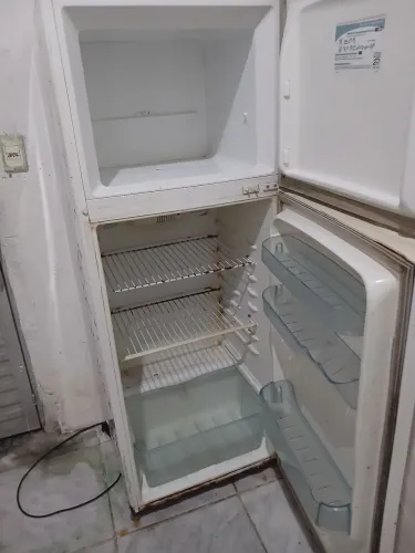 Geladeira para conserto ou retirada de peças