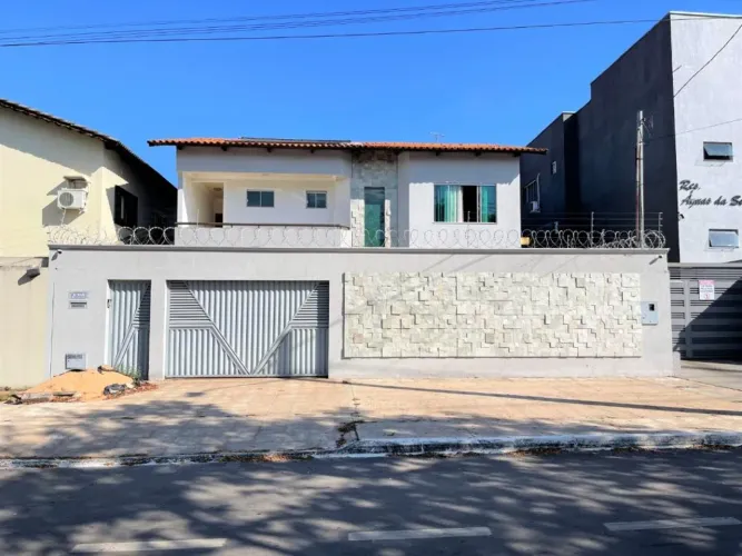Vende-se Sobrado no Setor Parque Anhanguera I, 3 suítes plenas