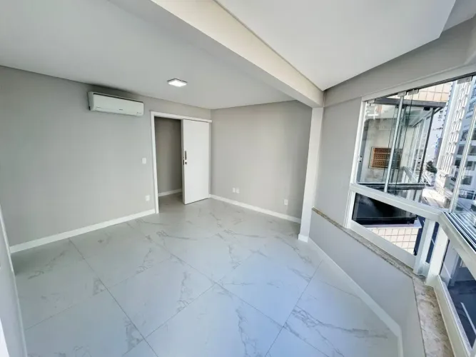 Apartamento no Centro de Balneário Camboriú/SC, com 3 quartos e 1 vaga