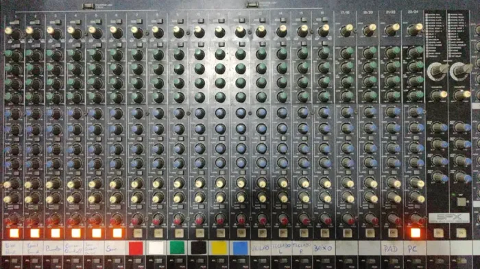 Mesa de som Yamaha MG24/14Fx