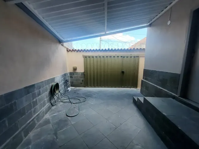 Casa independente ,com 2 quartos, 1 vaga coberta e quintal em rua tranquila no Barreiro