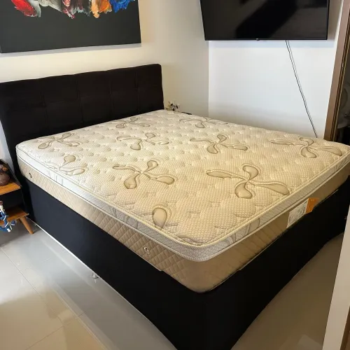 Cama queen size com baú, cabeceira e criado mudo