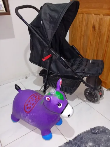 Vendo carrinho de bebê mais brinquedo cavalinho