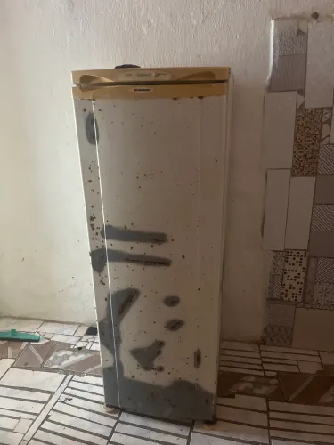Geladeira com marcas de uso