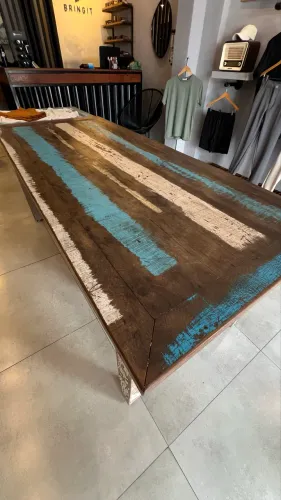 Mesa de madeira maciça