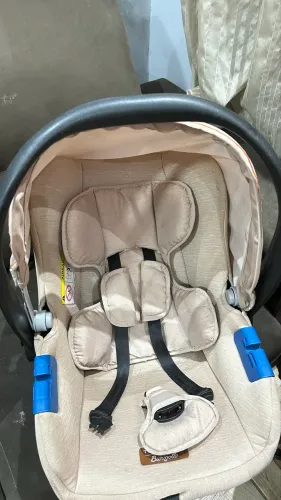 Carrinho e bebê conforto menina