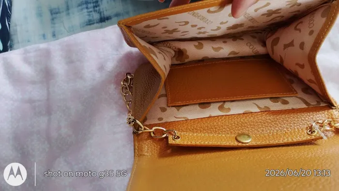 Vendo uma bolsa pequena da marca couro fino.