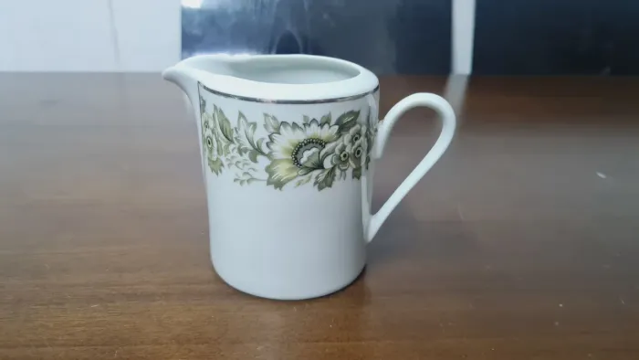 Antiga Leiteira em porcelana Real 