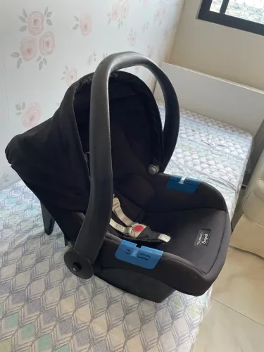 Carrinho de bebê com bebê conforto