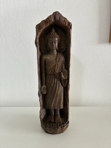 Tronco com Buda em resina