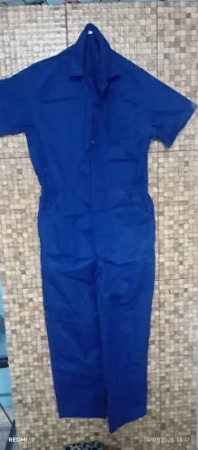 macacão azul 