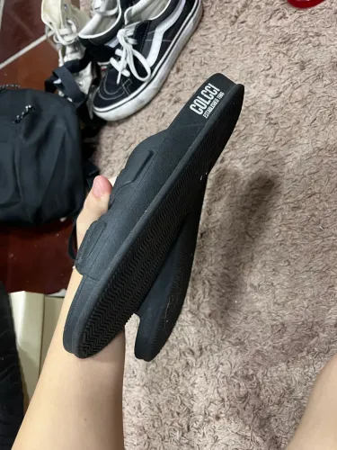 Chinelo slide preto Colcci com fivelas