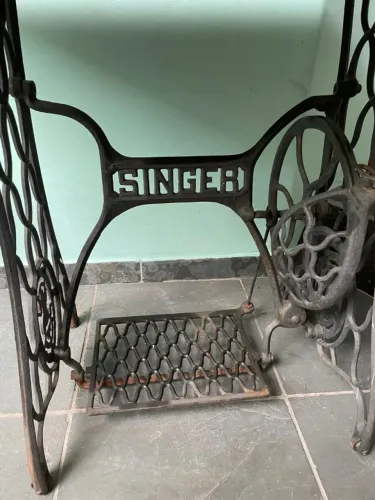 Mesa aparador com pés de máquina de costura antiga