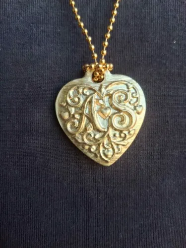 Colar Personalizado Dourado Pingente Arte em Metal: Colar de Coração Trabalhado em Latão