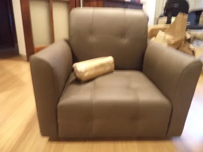 Poltrona em couro cor marrom- somente wats