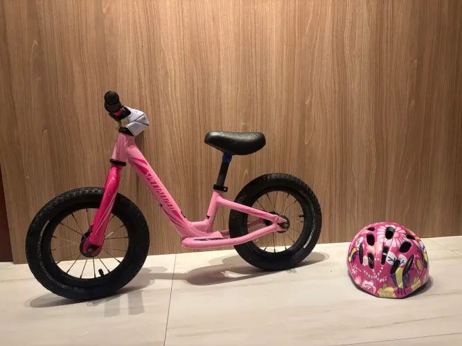 Bicicleta infantil de equilíbrio feminina Specialized com capacete
