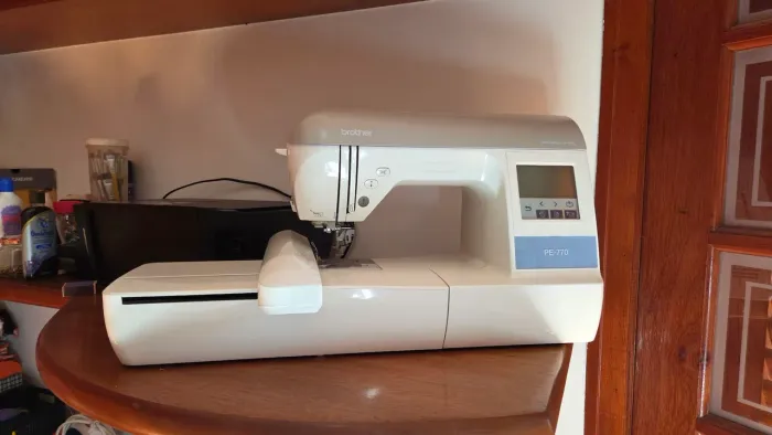 Máquina de bordar Brother PE770