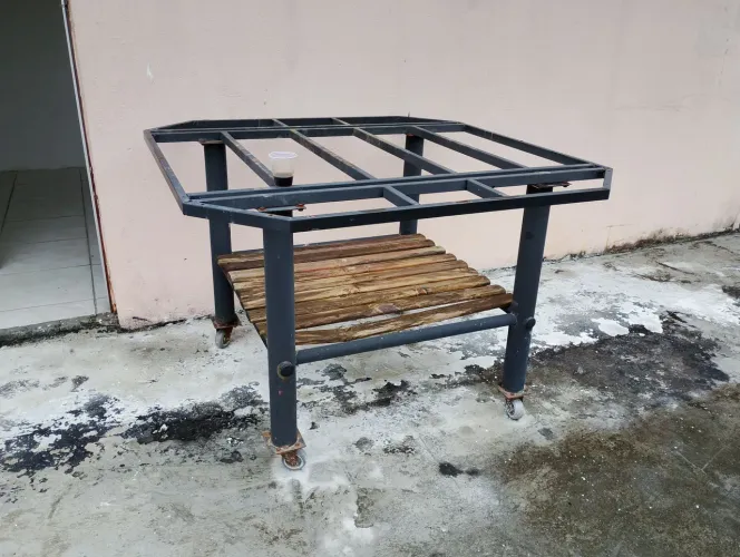 Mesa de ferro octogonal 
