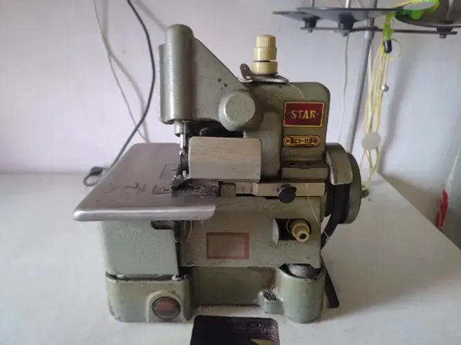 Vendo máquina de overlock de mesa semi industrial chinesinha