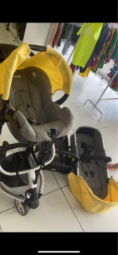 Carrinho de bebê e cadeirinha