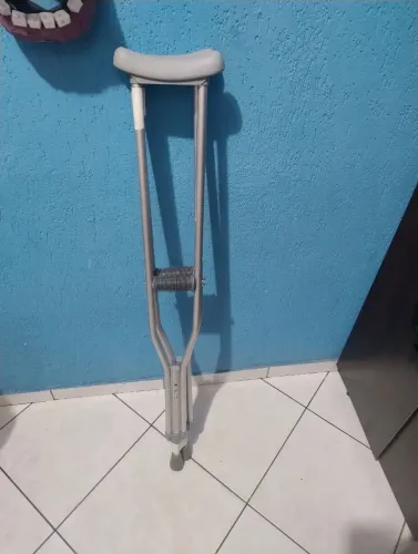 Muleta de alumínio com tamanho ajustável