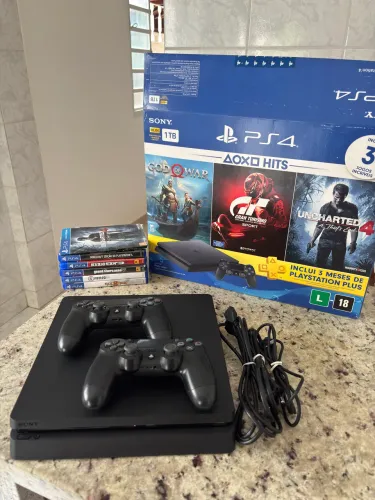 PlayStation 4 Slim 1TB na Caixa + 2 Controles Originais + 8 Jogos