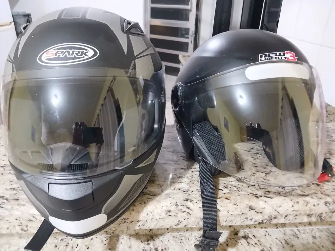 2 capacetes